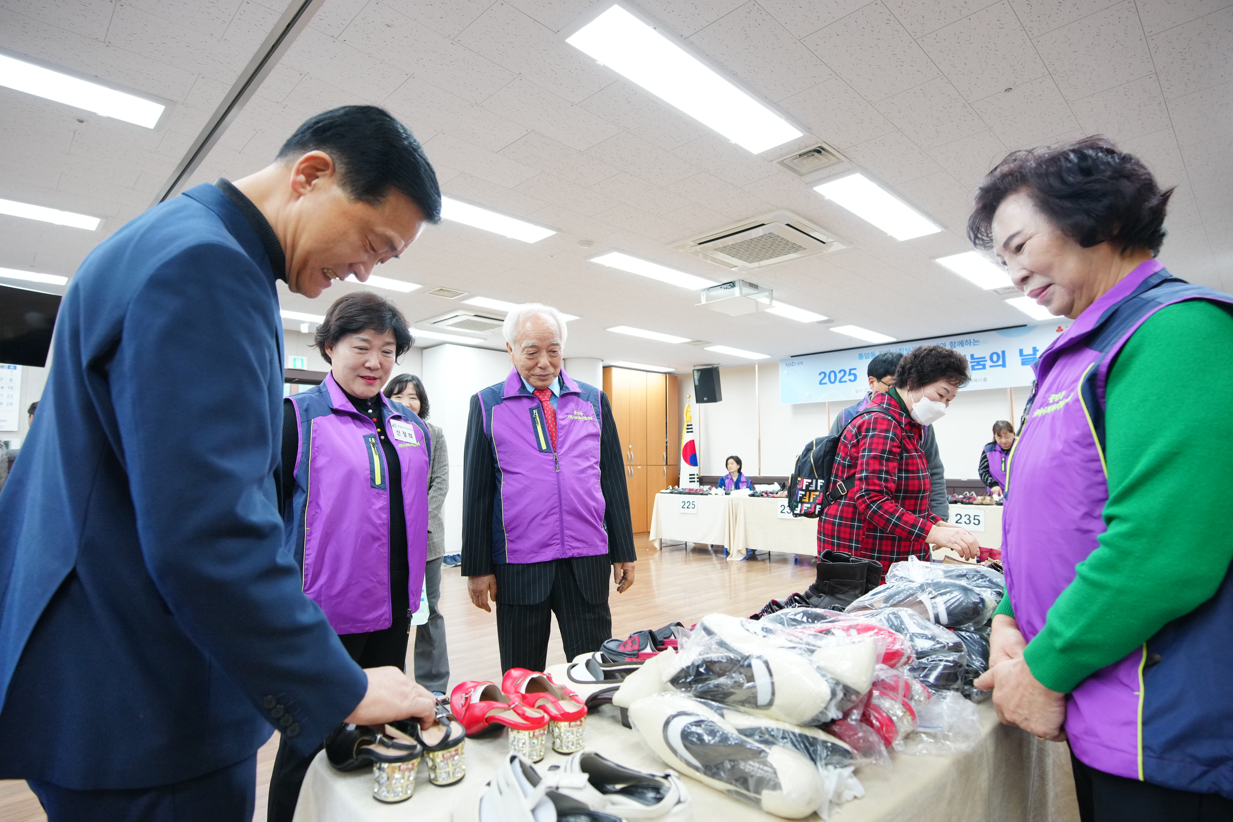 종암동 지역사회보장협의체 신발의류 나눔의날 이미지