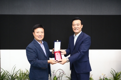 고려대학교 교우회 축하패 전달