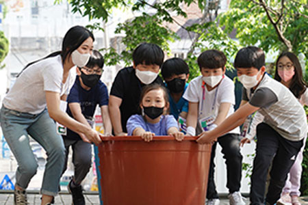 어린이와 어른이 함께 노는 사진