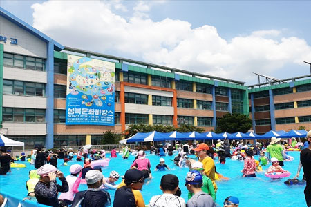 학교 운동장에서 펼쳐지는 여름 물놀이 축제1