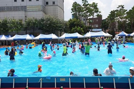 학교 운동장에서 펼쳐지는 여름 물놀이 축제2