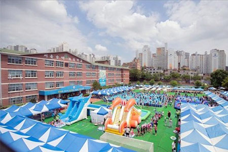 학교 운동장에서 펼쳐지는 여름 물놀이 축제3